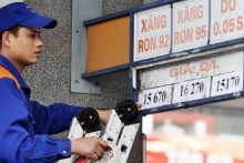 Giá xăng giảm gần 1.900 đồng từ 16h
