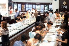 Tỷ giá tiếp đà tăng mạnh, vàng lên đỉnh một tháng