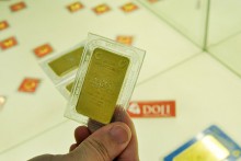 USD tiếp tục giảm, vàng đi xuống