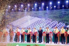 Chủ tịch nước cắt băng khánh thành nhà máy sản xuất gạo lớn nhất Châu Á