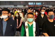 Foxconn tự làm khẩu trang để mở cửa lại nhà máy