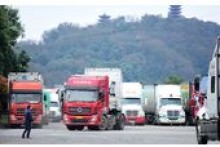 Cửa khẩu vẫn ùn ứ hàng trăm container hoa quả