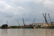“Nóng” chuyện cát