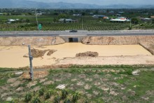 Nông dân không có đường vào rẫy sau khi cao tốc thông xe