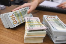 USD gains on unofficial market
